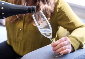 Gegraveerde champagneglazen